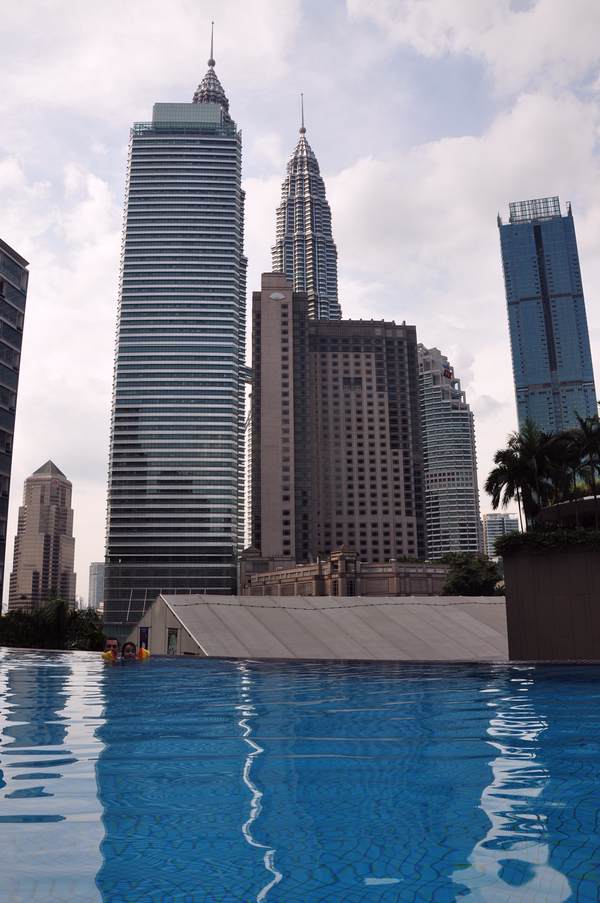 Kuala Lumpur Malasia - Vista das Petronas Twin towers a partir da piscina do hotel