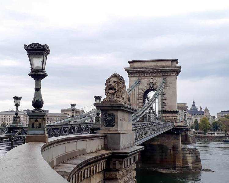 Roteiro de viagem rápida em Budapeste, Hungria - Estátua dos leões na Széchenyi Lánchíd, a famosa Ponte das Correntes