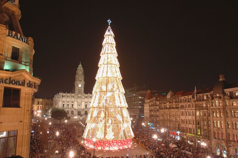 Árvore no mercado de Natal na cidade do Porto em Portugal
