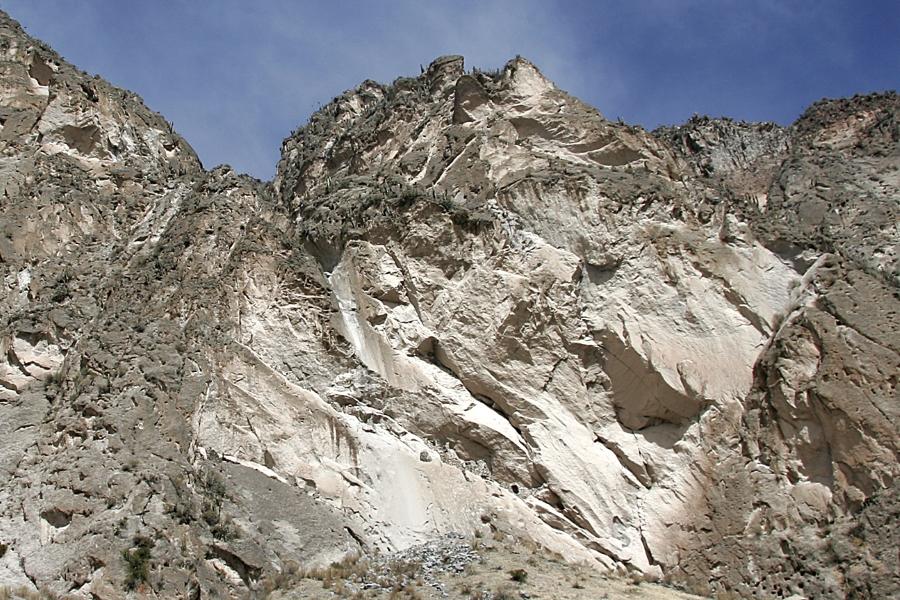 Tumbas incas no vale perto de Chivay no Peru