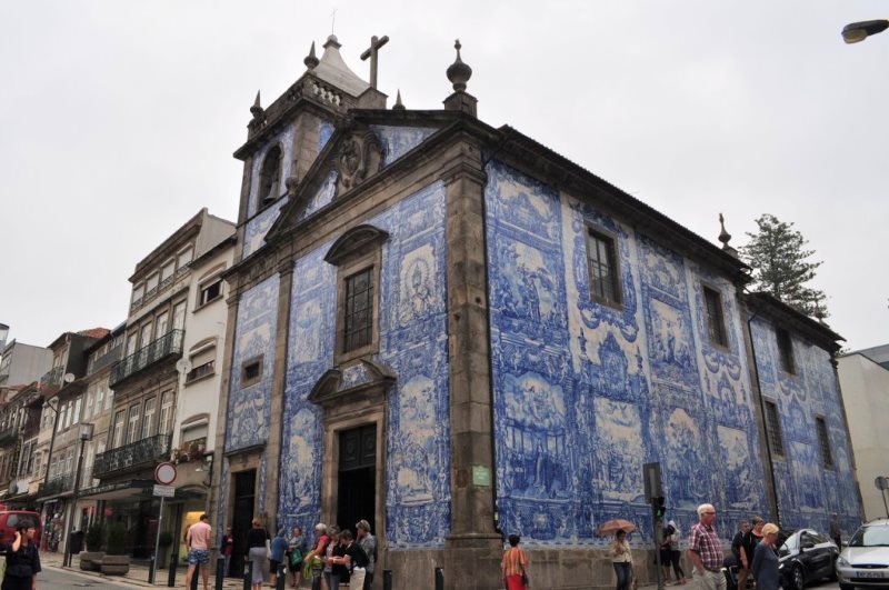5 Igrejas com fachadas de azulejos azuis na cidade de Porto em Portugal - Capela das Almas.