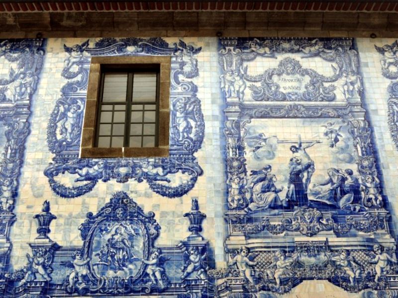 5 Igrejas com fachadas de azulejos azuis na cidade de Porto em Portugal - Capela das Almas.