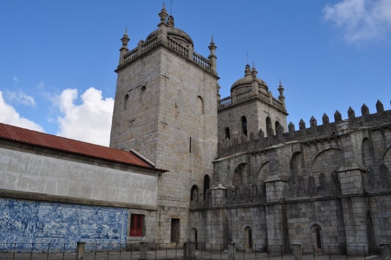 5 Igrejas com fachadas de azulejos azuis na cidade de Porto em Portugal - Catedral Sé do Porto.