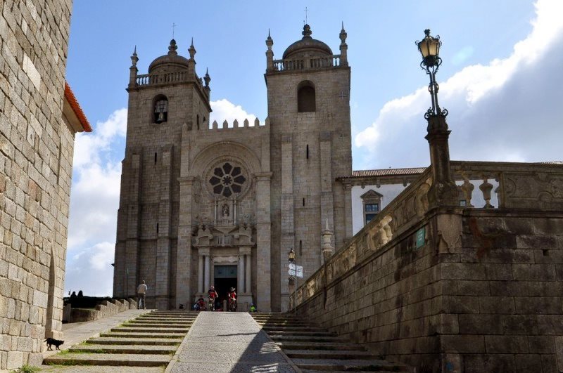 5 Igrejas com fachadas de azulejos azuis na cidade de Porto em Portugal - Catedral Sé do Porto.