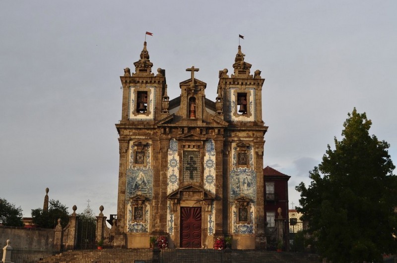 5 Igrejas com fachadas de azulejos azuis na cidade de Porto em Portugal - Igreja de Santo Idelfonso.