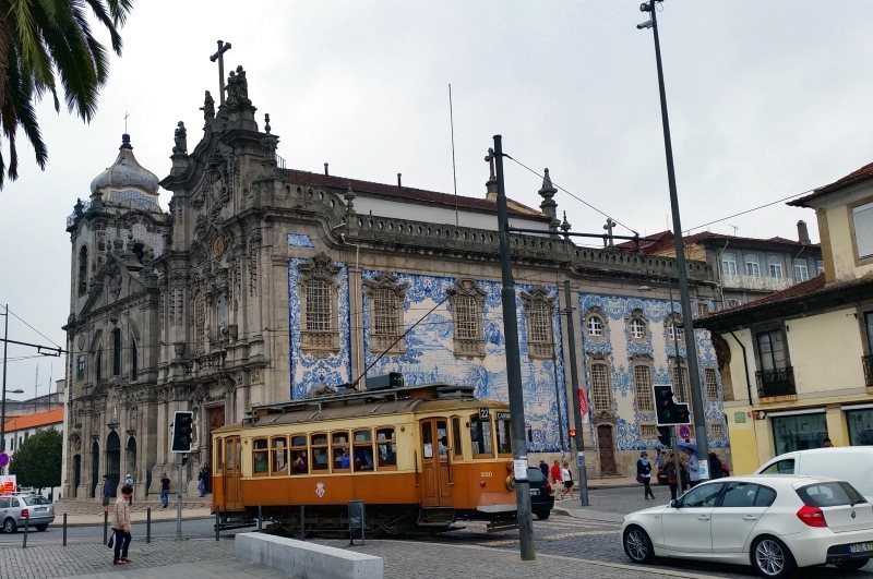 5 Igrejas com fachadas de azulejos azuis na cidade de Porto em Portugal - Igreja dos Carmelitas Descalços e Igreja de Nossa Senhora do Monte do Carmo.