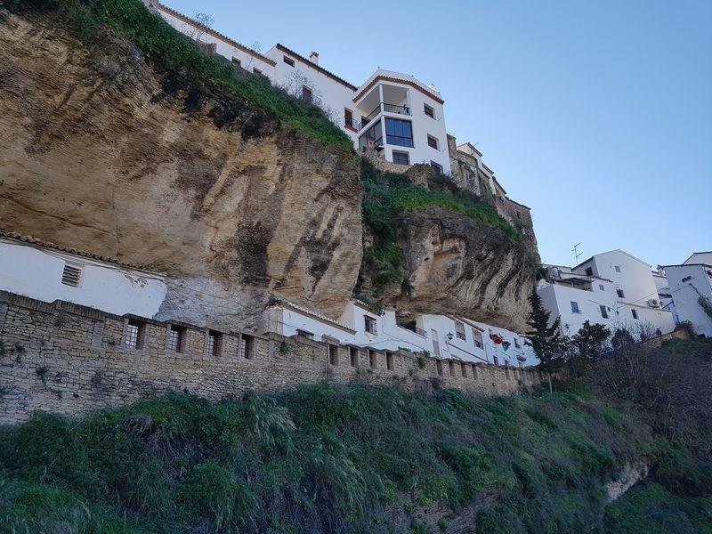 Rota dos Pueblos Blancos, um passeio perfeito na região da Andaluzia na Espanha - Setenil de las Bodegas e as casas encrustadas nas montanhas