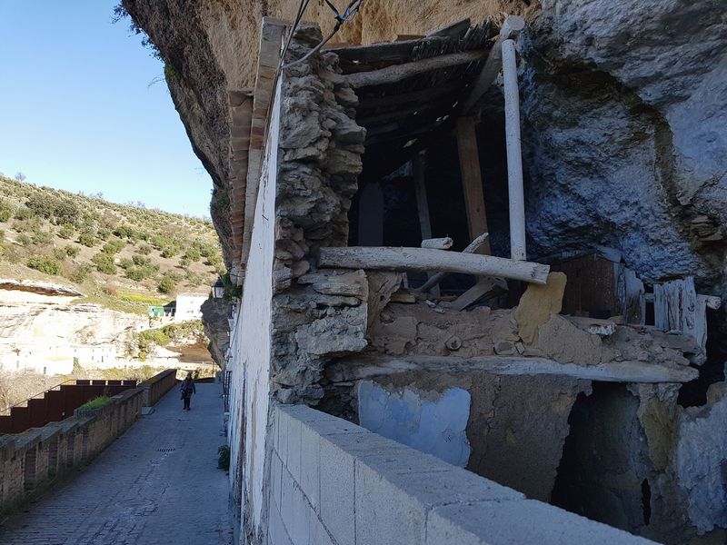 Rota dos Pueblos Blancos, um passeio perfeito na região da Andaluzia na Espanha - Setenil de las Bodegas e as casas encrustadas nas montanhas