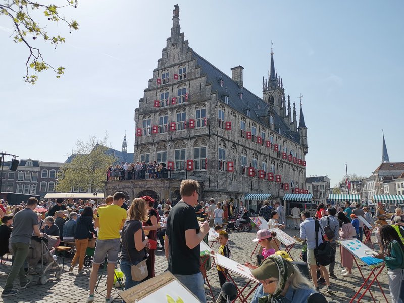Roteiro em Gouda na Holanda – Vitrais, Queijos, Stroopwafel e Rembrandt - EXTRA: Festival Rembrandt! na praça Markt
