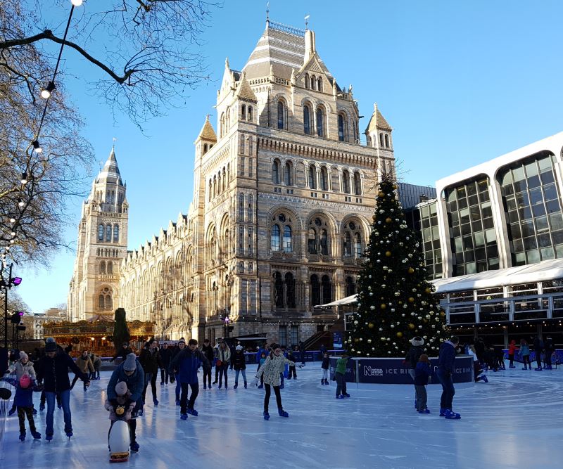 Guia completo para o Museu de História Natural de Londres - Ringue de patinação e carrossel no inverno