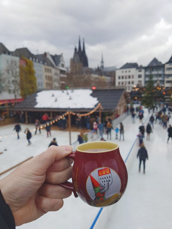 Mercado de Natal Markt der Heinzel em Colônia na Alemanha - Pista de patinação no gelo