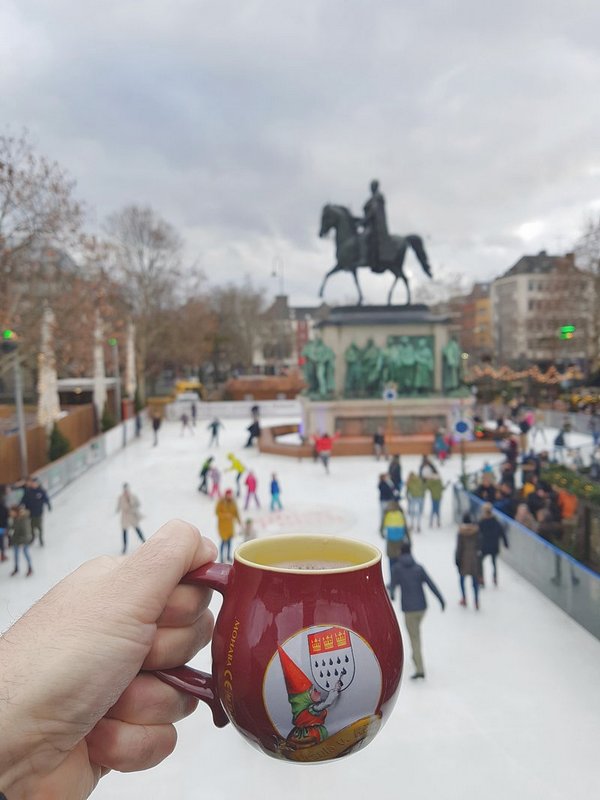 Mercado de Natal Markt der Heinzel em Colônia na Alemanha - Pista de patinação no gelo