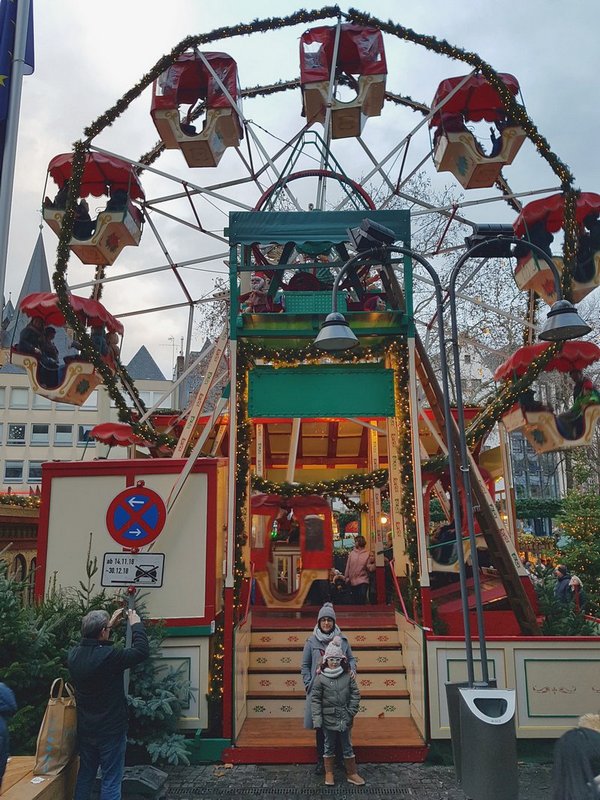 Mercado de Natal Markt der Heinzel em Colônia na Alemanha - Roda gigante de 116 anos