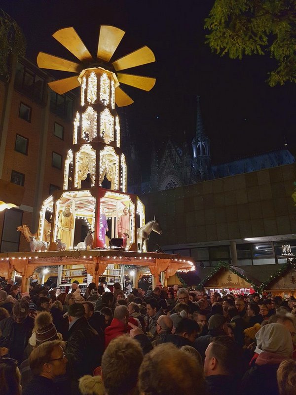Mercado de Natal Weihnachtsmarkt am Kölner Dom em Colônia na Alemanha - Pyramide, barraca principal de todo mercado de natal na alemanha