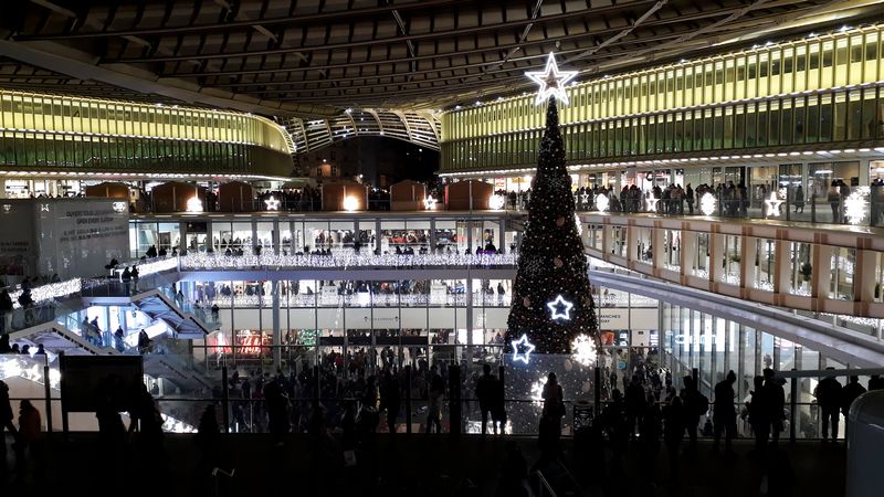 Luzes de Natal em Paris na França - Lojas e galleries