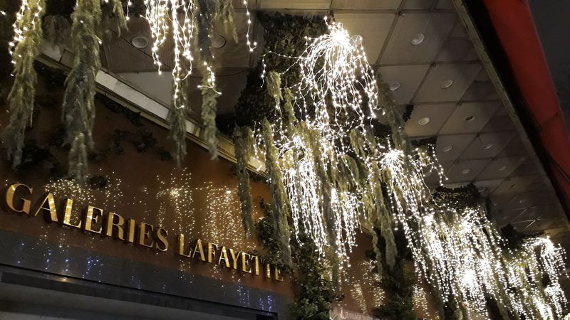 Luzes de Natal em Paris na França - Galeries Lafayette