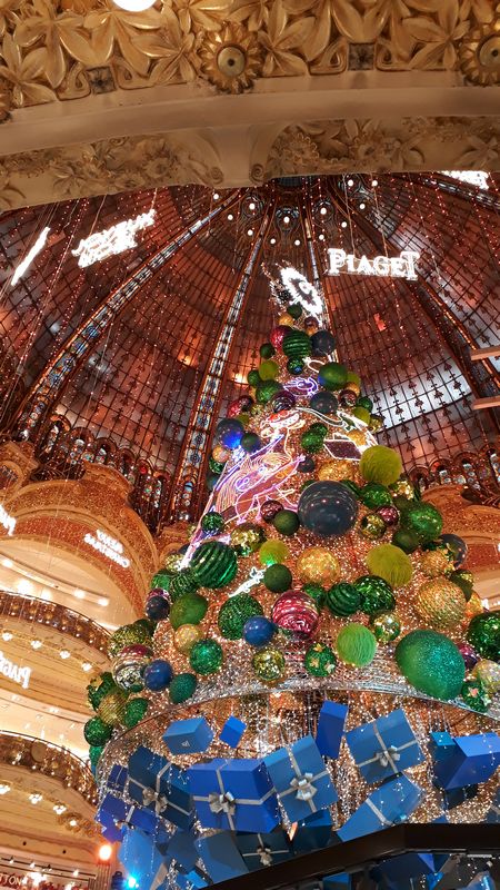 Luzes de Natal em Paris na França - Árvore de natal das Galeries Lafayette