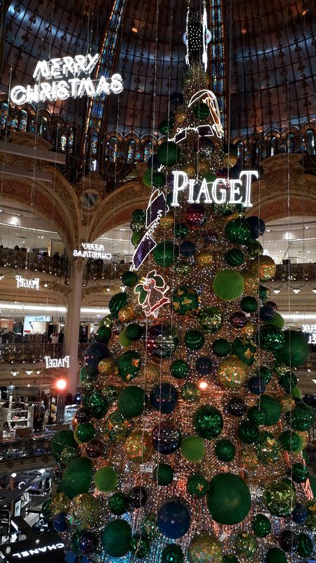 Luzes de Natal em Paris na França - Árvore de natal das Galeries Lafayette