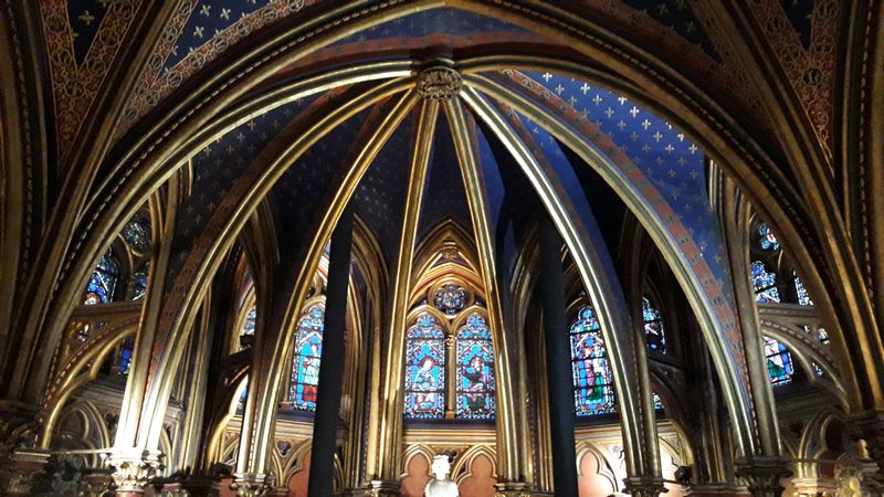 Vitrines da Igreja Sainte Chapelle em Paris na França