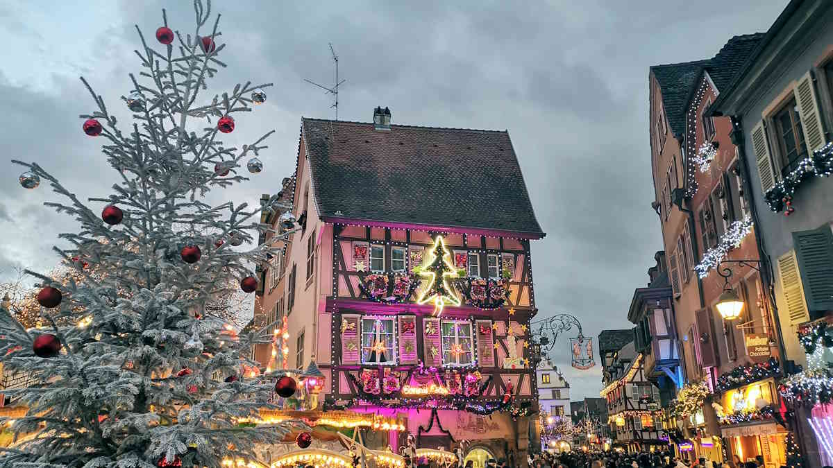 Mercado de Natal em Colmar na região da Alsácia na França