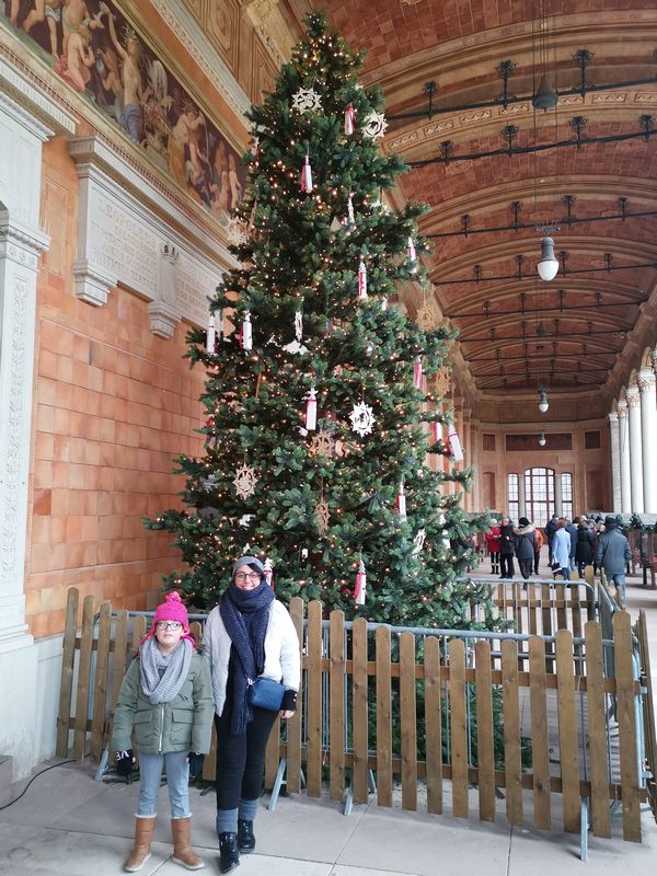 Árvore de Natal no mercado de Baden-Baden na Alemanha