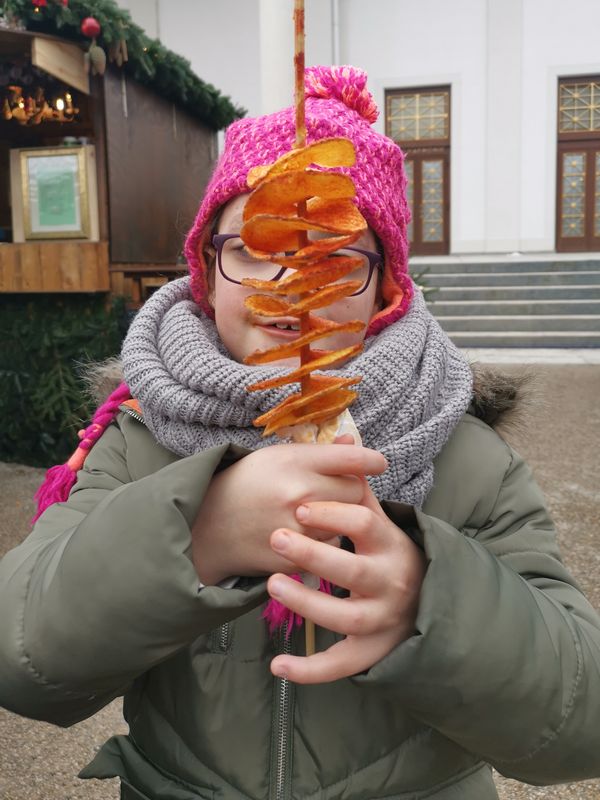 Batata cortada em espiral no mercado de Natal na Alemanha