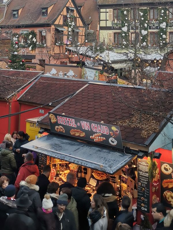 Barraca de comida no Mercado de Natal em Colmar na região da Alsácia na França