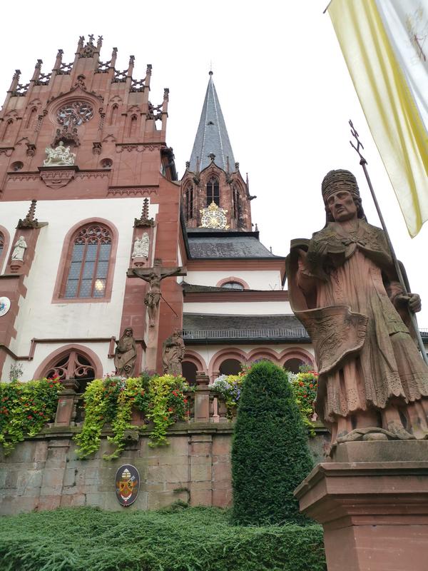 Basílica de São Pedro e Alexandre ou em alemão Stiftsbasilika St. Peter und Alexander na cidade velha de Aschaffenburg na Alemanha