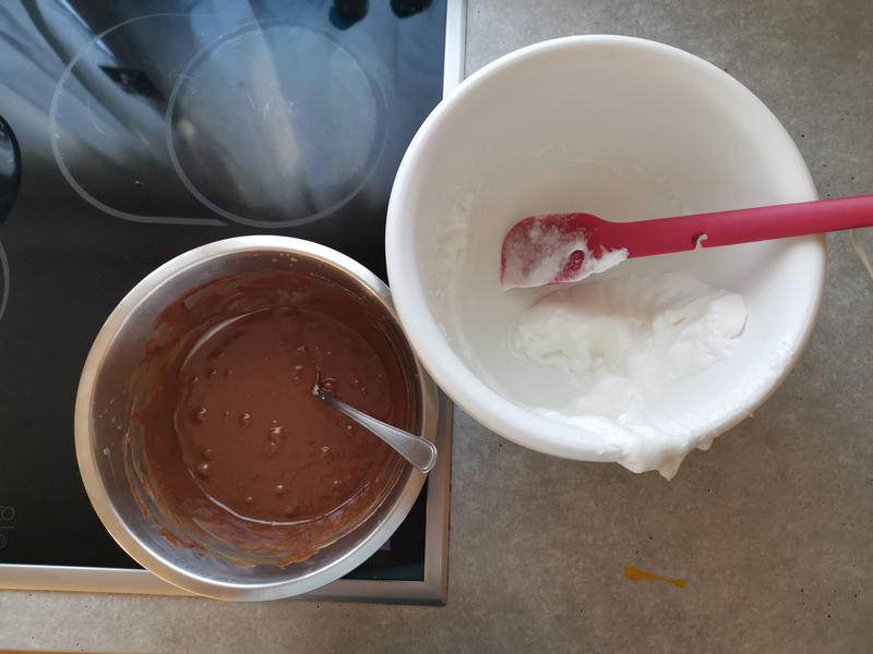 Receita de mousse de chocolate | Lembranças da França - Misturando a clara em neve no chocolate