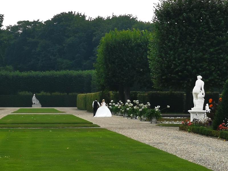 Casal de noivos nos Jardins de Herrenhausen em Hannover na Alemanha
