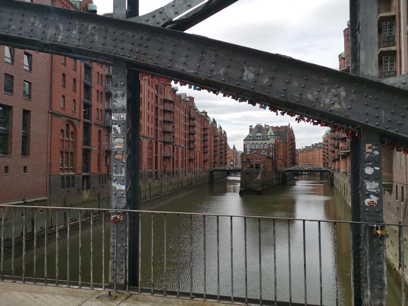 Speicherstadt a partir da ponte Poggenmuhlen-Brücke em Hamburgo na Alemanha