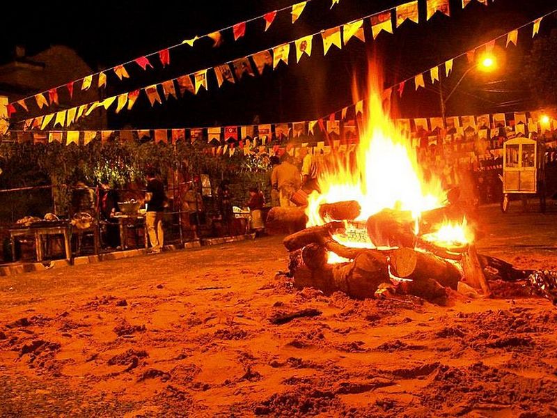 Comidas Salgadas e Doces para São João  Doces de festa junina, Docinho no  copinho, Comidas de festa junina