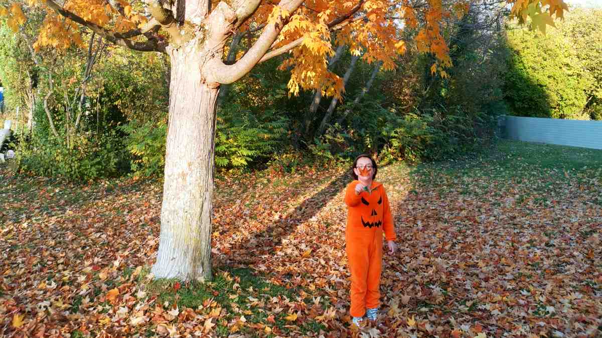 Família feliz em fantasia de halloween curtindo festa em casa gerada por ai