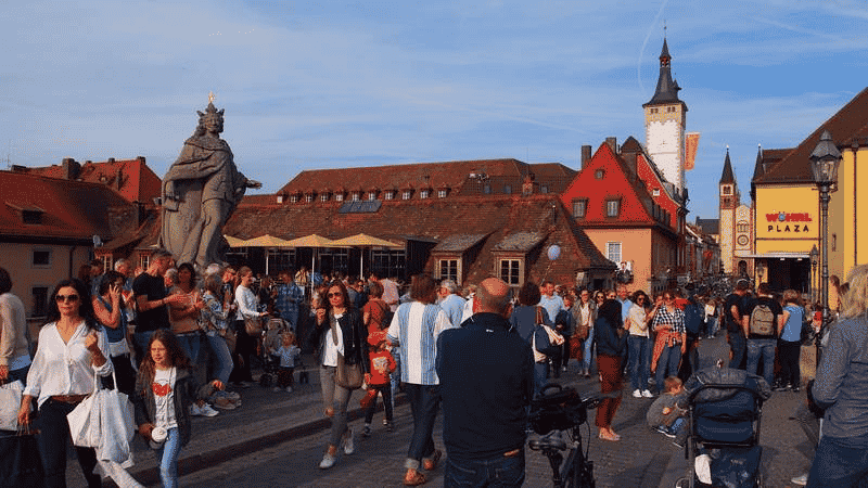 Die Alte Mainbrücke (A Velha Ponte Principal) em Würzburg 