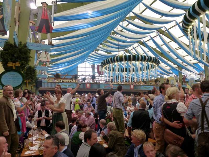 É o obrigatório o uso de roupa tradicional na Oktoberfest?