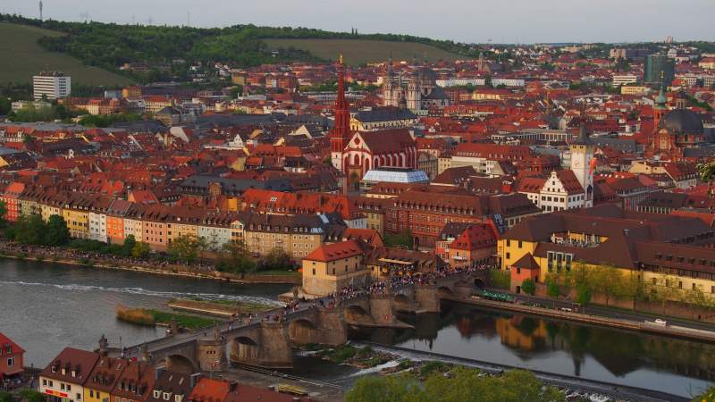 Die Alte Mainbrücke (A Velha Ponte Principal) em Würzburg 
