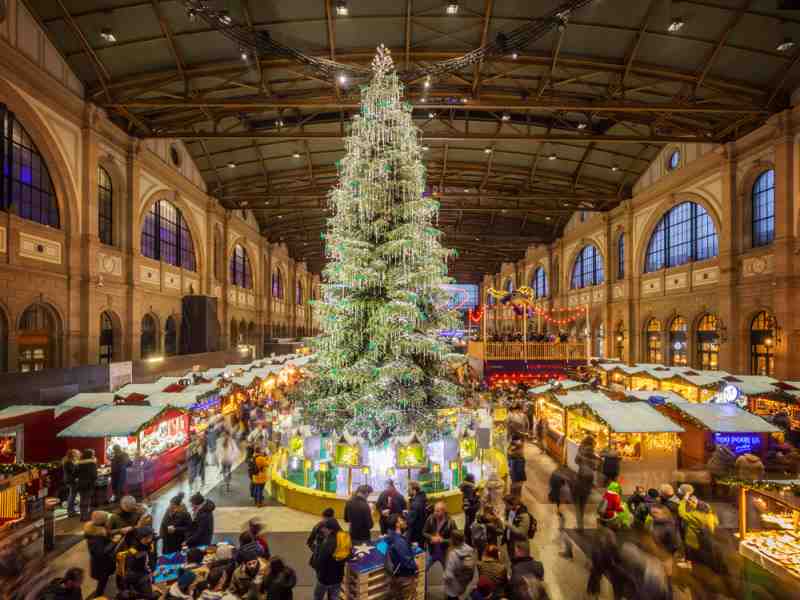 Christkindlimarkt Mercado de Natal na estação principal de Zurique