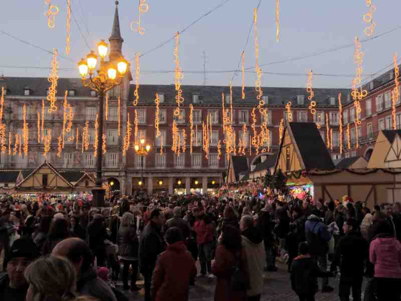 Mercado de Natal da Plaza Mayor em Madrid, Espanha