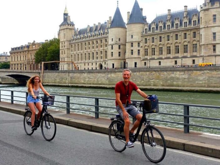 Descubra os encantos de Paris em um passeio guiado de bicicleta de 3 horas